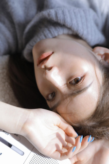 男生和女生在一起玩儿小游戏
